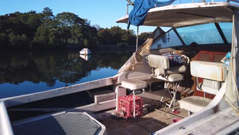 interior de un pequeño y viejo barco de pesca usado, panorámico a la derecha