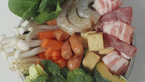 부의  테이블 위에 회전하는 샤부 재료의 비의 근처