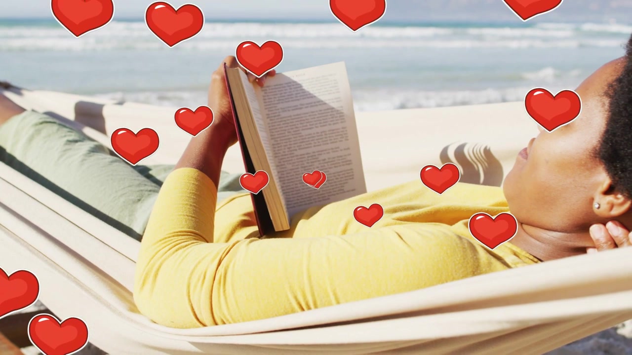 Donna sdraiata in amaca che legge un libro, con la telecamera che zooma e cuori che fluttuano sopra il libro a tema viaggio.