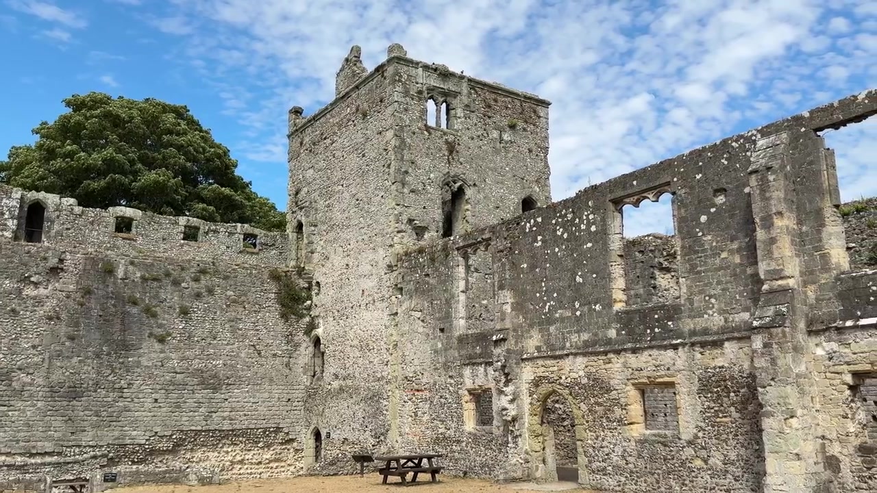 Ampia inquadratura delle rovine medievali in pietra del Castello di Portchester a Fareham, Inghilterra.