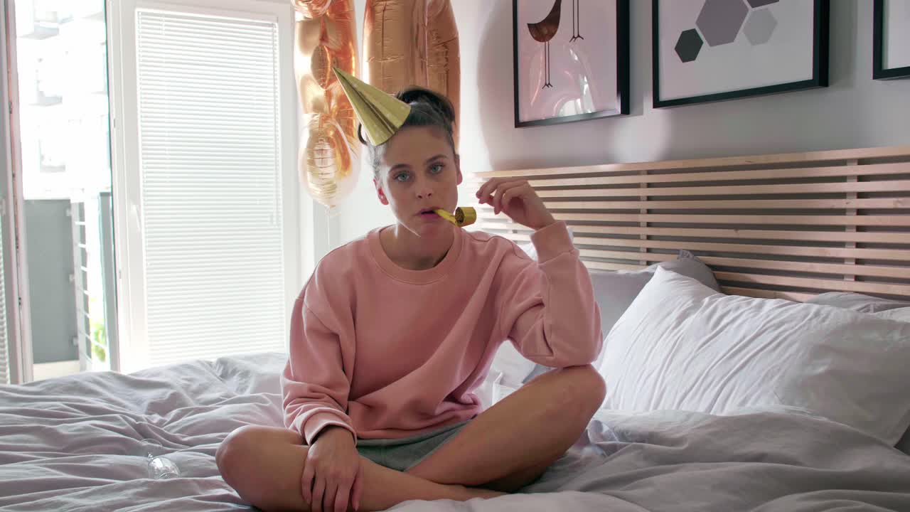 그녀의 생일 에 지루 하고 슬픈 여자 의 모습