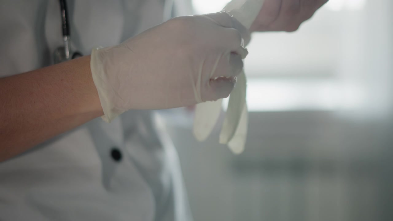 Profissional de saúde usando luvas. Profissional de saúde preparando-se para exame de paciente com precisão. Médico cuidadosamente colocando luvas estéreis em ambiente clínico iluminado