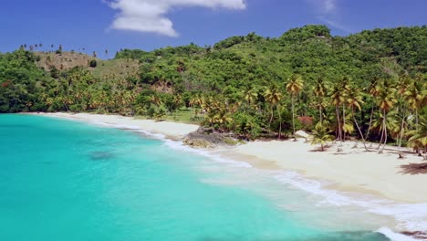 playa celestial con arena blanca y mar turquesa, playa colorada en la república dominicana