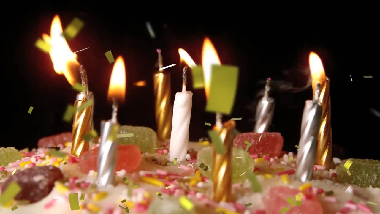 animación de confeti de oro cayendo sobre velas encendidas en el pastel de cumpleaños, apagado