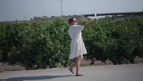 mujer tomando una selfie en un huerto