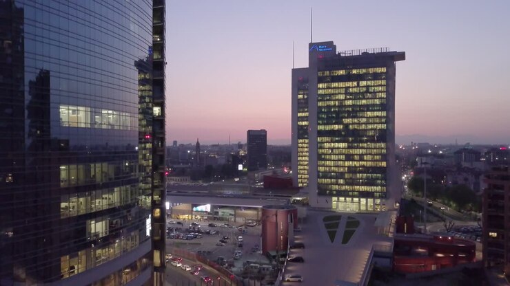Riprese aeree con drone sullo skyline di Milano di notte.