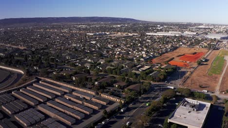 Toma-Aérea-Descendente-Y-Panorámica-De-Una-Comunidad-Industrial-De-South-Bay