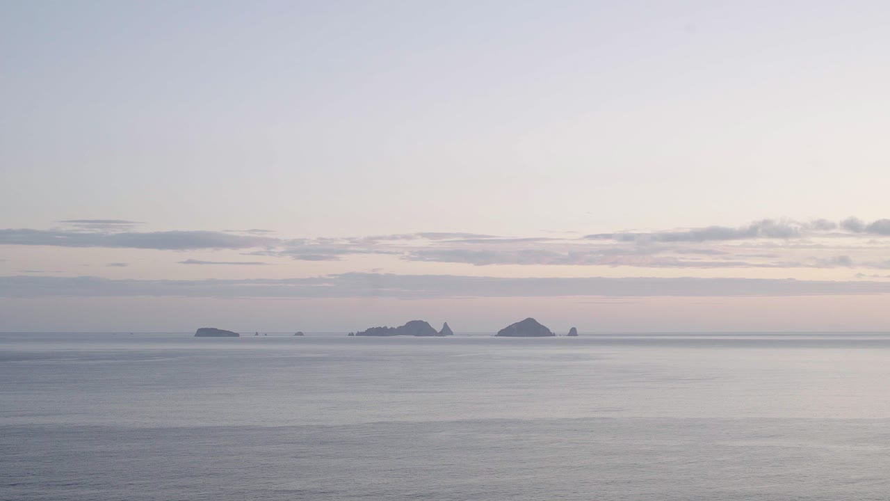 바다 일출에 섬의 timelapse