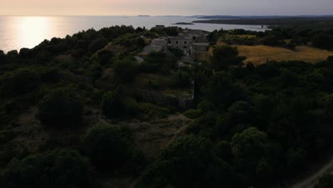 Filmische-Luftbilddrohne-über-Einer-Historischen-Festung-Aus-Dem-Ersten-Weltkrieg-Am-Meer-Festungsfestung-Am-Idyllischen-Adriatischen-Mittelmeer-Mit-Blauem-Wasser-Und-Versteckten-Stränden-Bei-Sonnenuntergang-Im-Sommer