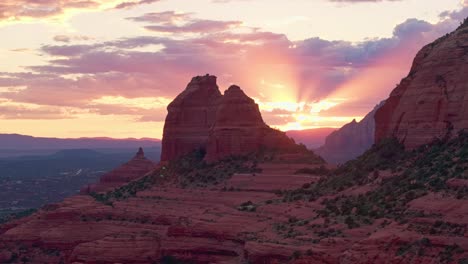 Drone-Dolly-Justo-Cuando-Los-Rayos-Del-Sol-De-La-Hora-Dorada-Se-Disparan-Entre-El-Tiovivo-Round-Rock-Sedona,-Arizona