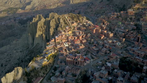 vista aérea de drones de edificios en la ladera de la montaña en la paz, bolivia