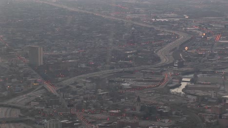 Una-Toma-Aérea-De-Una-Autopista-Y-El-área-Metropolitana-Circundante