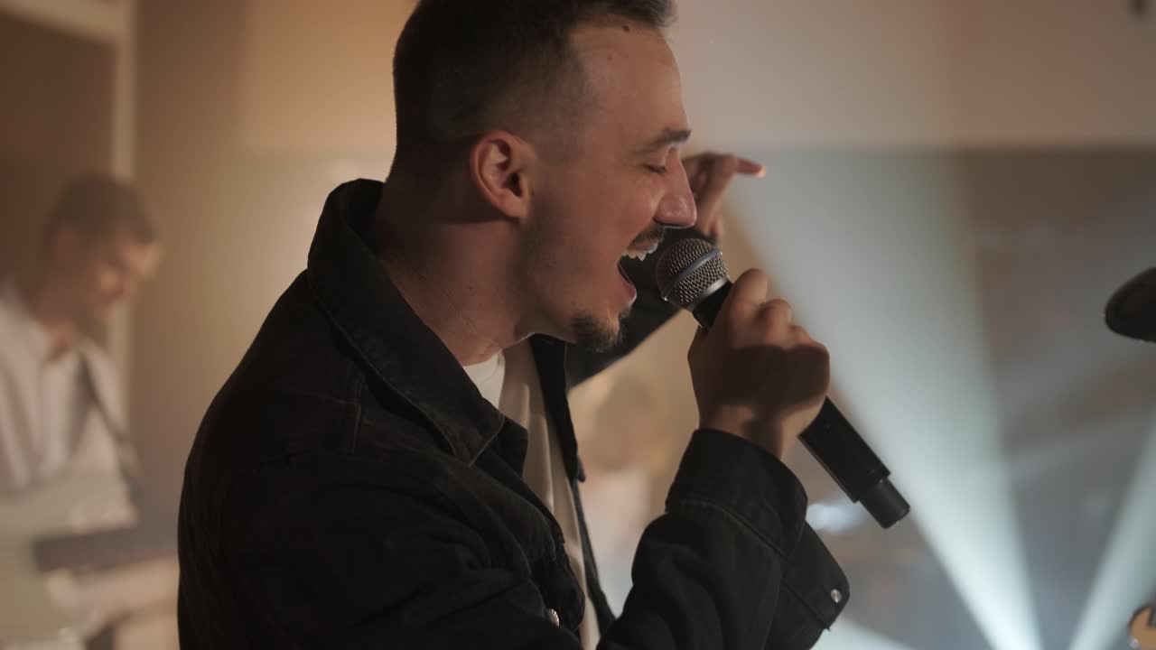 Esibizione dal vivo di una band con Cantante, Bassista, Pianista, Batterista e Chitarrista
