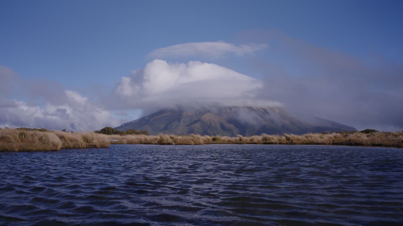 Paisaje de lago de montaña