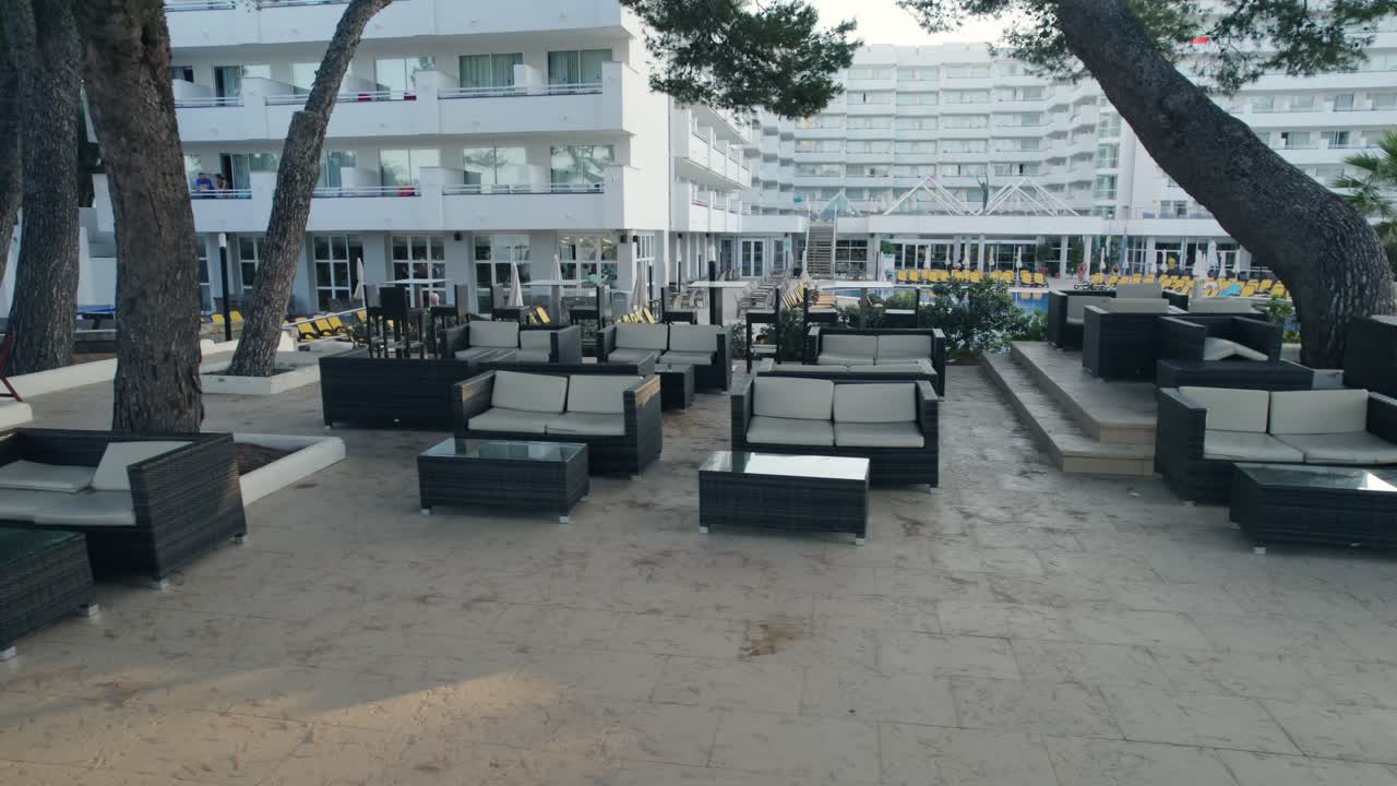 parque con algunos asientos frente a un complejo hotelero gigante en mallorca, españa