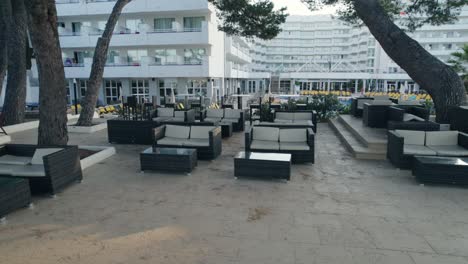 parque con algunos asientos frente a un complejo hotelero gigante en mallorca, españa