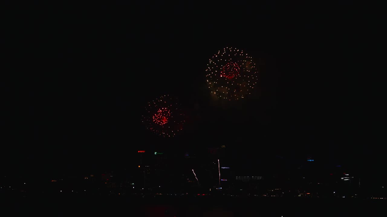 fuegos artificiales reales que explotan el relleno del marco de celebración y el bucle sin problemas desenfoque abstracto luces bokeh en el cielo nocturno con el festival de espectáculo de fuegos artificiales que brillan intensamente