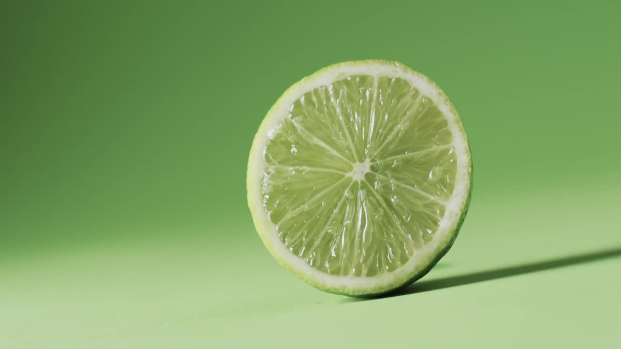 vídeo de cal en rodajas con espacio de copia sobre fondo verde
