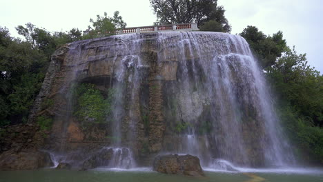 Cascade-Du-Casteu-Am-Schloss-Von-Nizza-Im-Regen