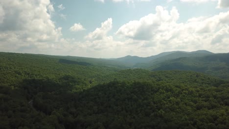 Summertime-Mountains-in-Kentucky-Drone-Shot