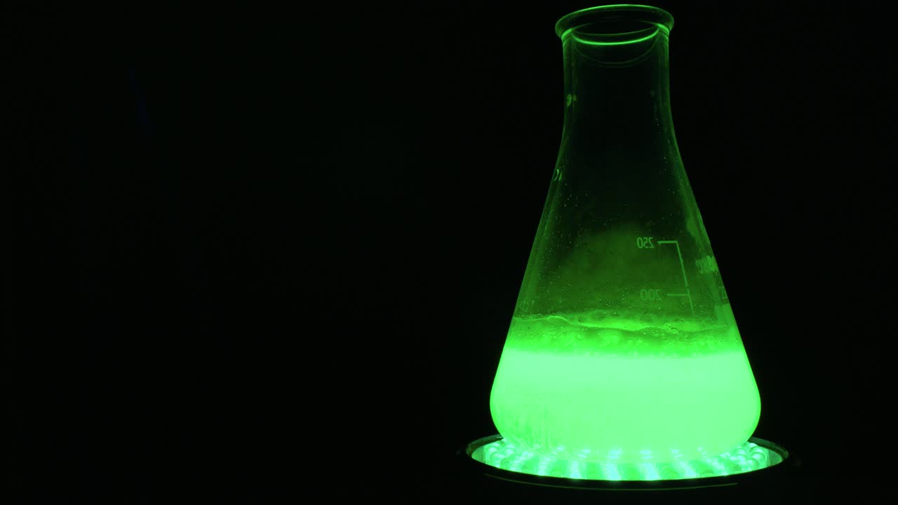 adición de sustancia al químico líquido verde, experimento de química científica, 4k