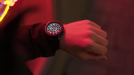 el reloj inteligente se enciende desde el punto de vista del operador