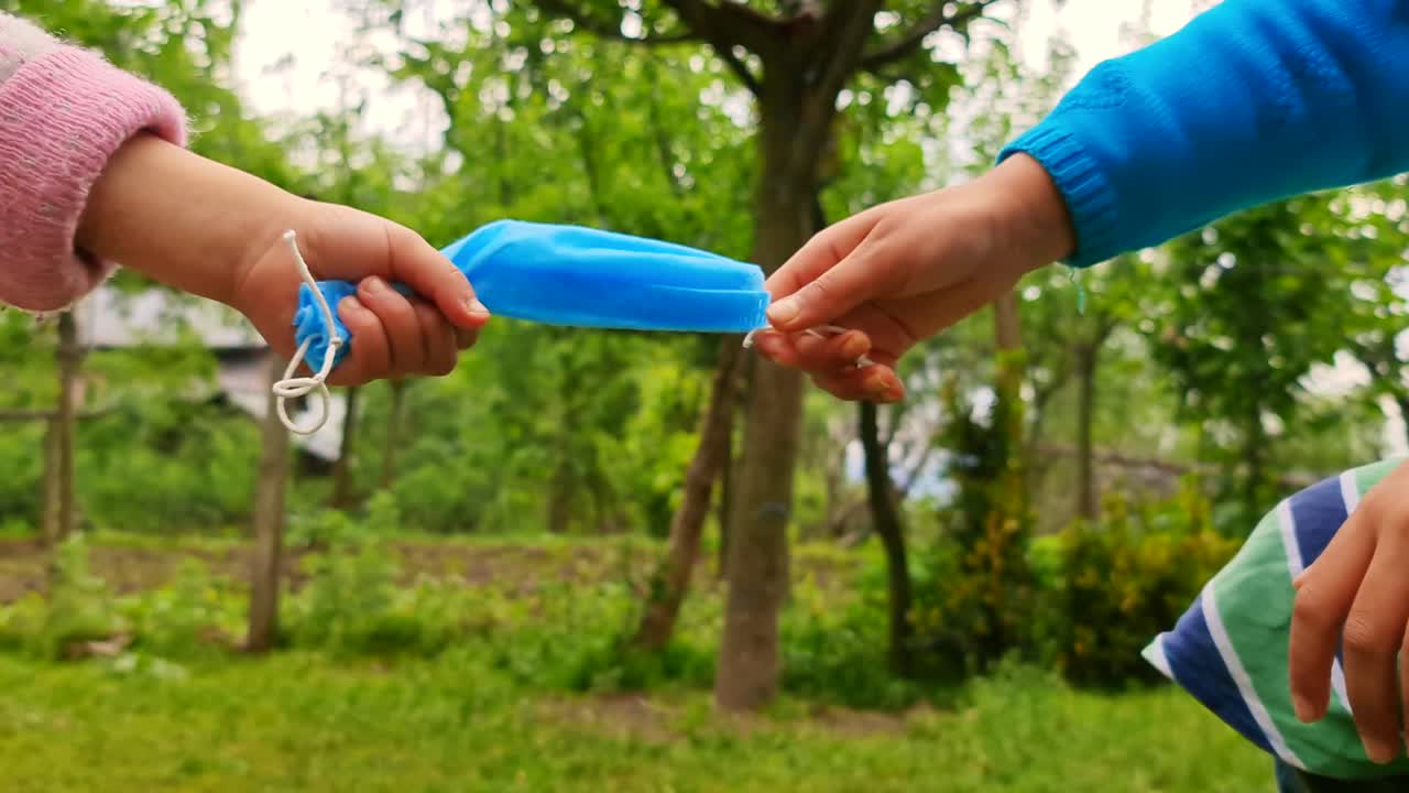 2021년 인도 코로나바이러스 2차 봉쇄 기간 동안 마스크를 쓴 아시아 어린이 마스크 유통 서클, 아이를 돌고 공원에서 즐기고 환호합니다.