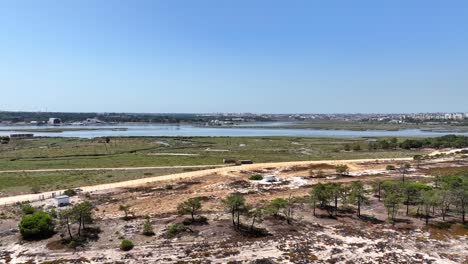 Drohnenaufnahmen-Vom-Flug-über-Das-Sumpfgebiet-In-Der-Nähe-Von-Seixal-In-Portugal