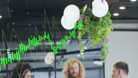 animación de múltiples gráficos con números cambiantes sobre diversos compañeros de trabajo que comparten ideas en la oficina