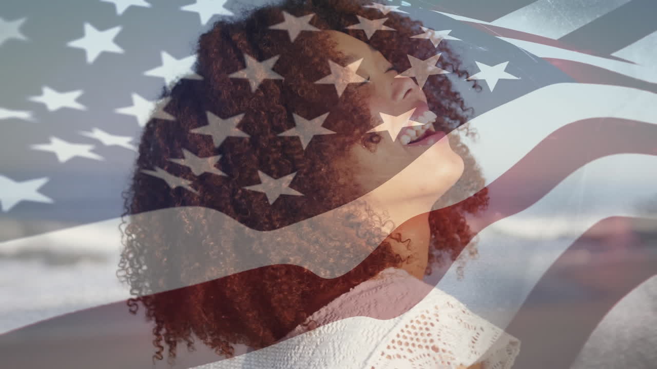 animación de la bandera de los estados unidos sobre una mujer afroamericana sonriente en la playa.