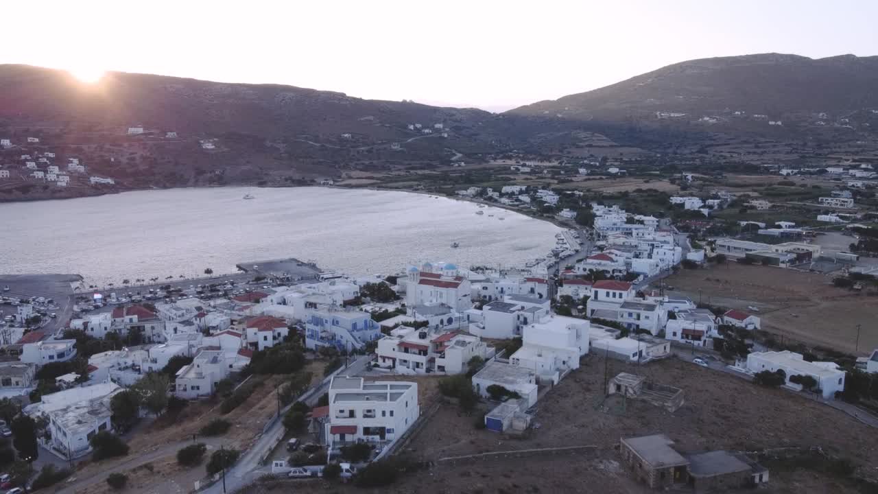 un pequeño pueblo gaurio en la isla de andros, grecia