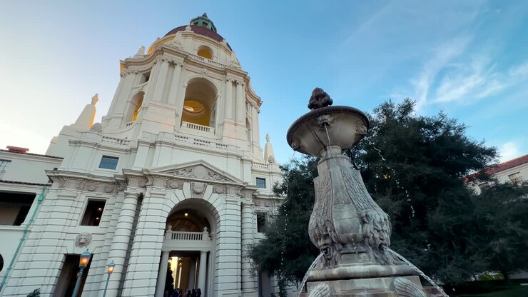 Guardando in alto verso Centennial Square e la fontana all'interno del Municipio di Pasadena in una giornata di cielo sereno.