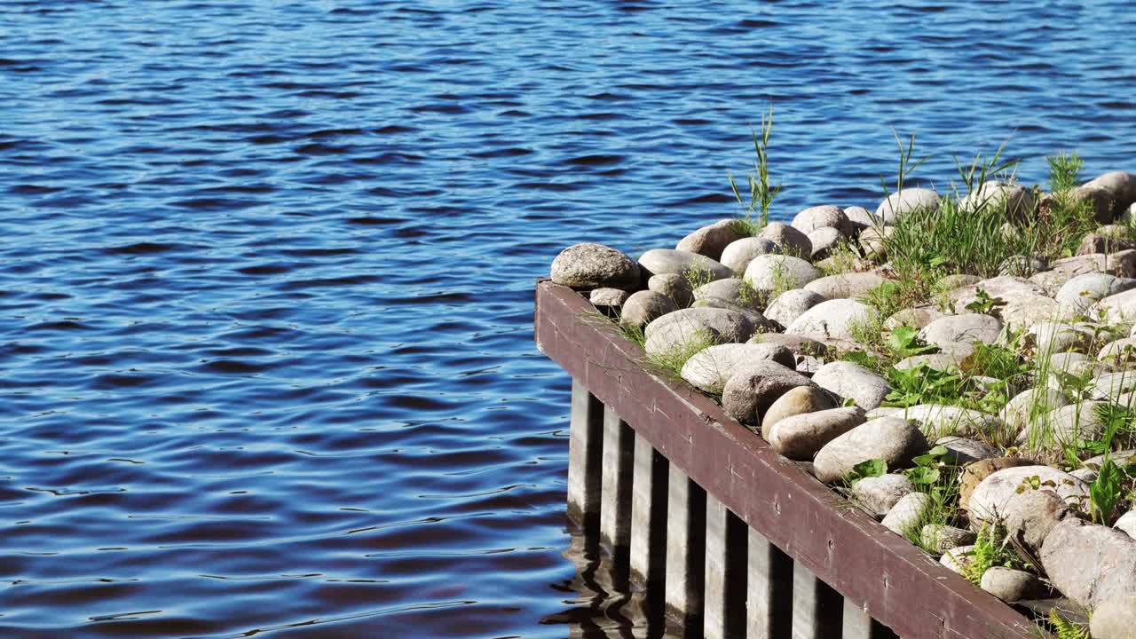 muelle de piedra, lago con bote. bosque verde, nublado