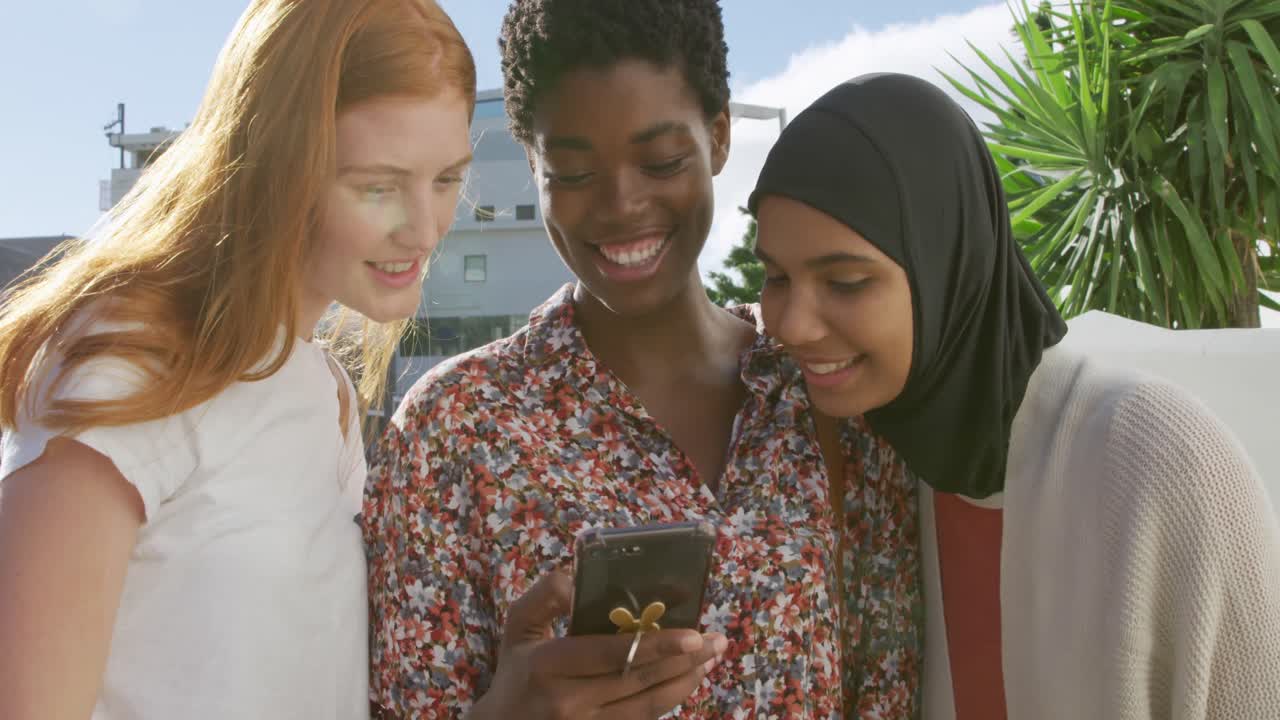 젊은 성인 여성 친구들이 함께 어울리고 있습니다.