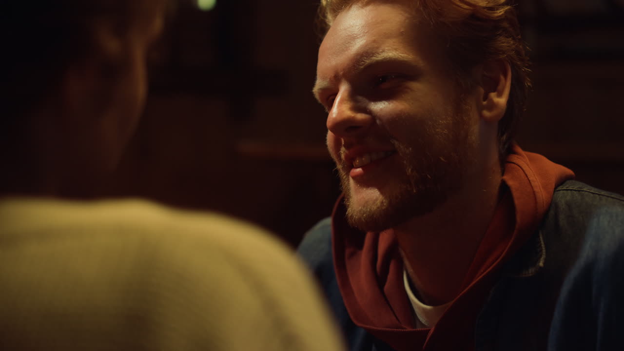 feliz pareja habla cita en la noche. novio novia coquetean juntos en casa.