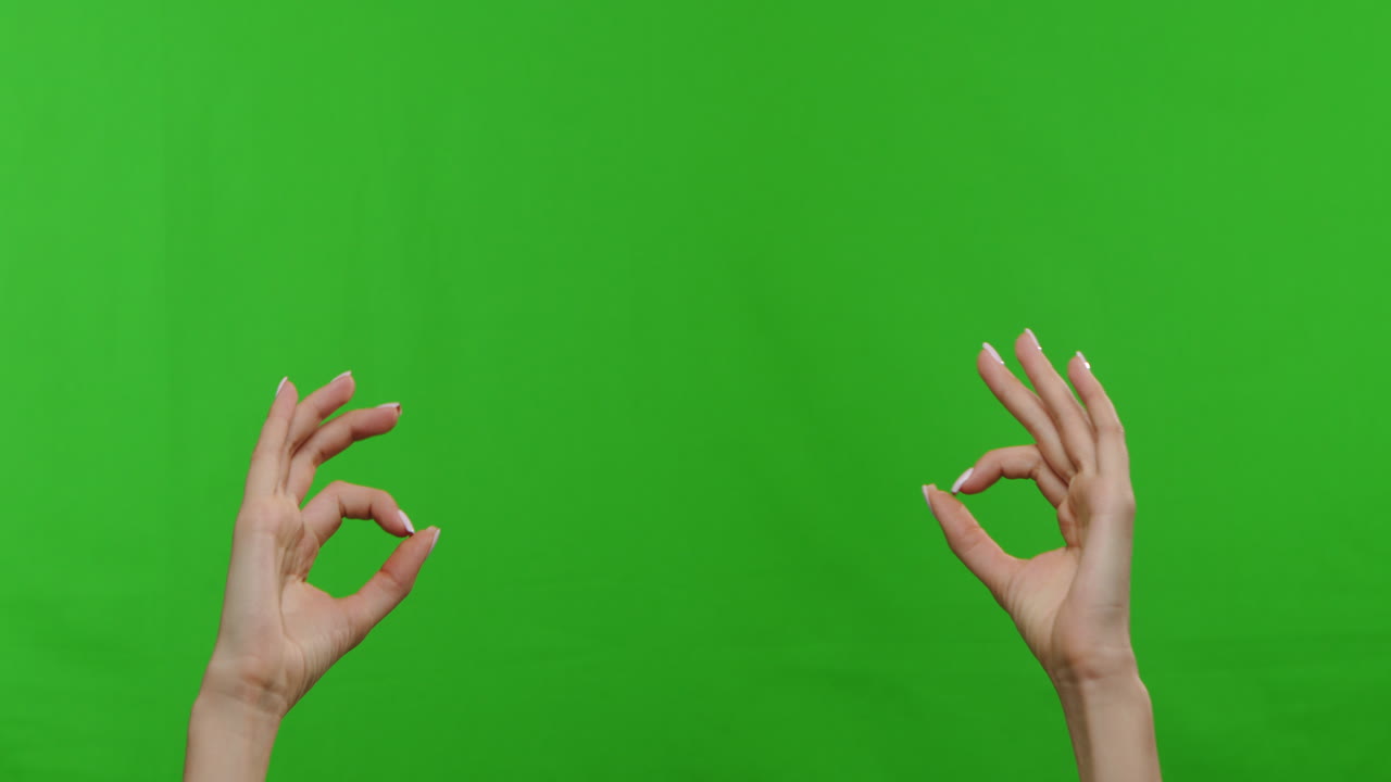 여성의 손이 녹색 스크린에서 몸짓을 하고 있습니다.