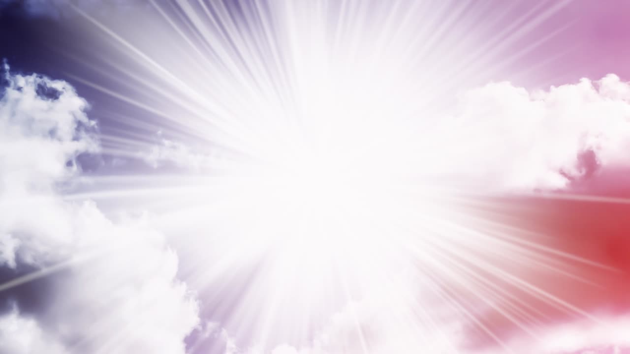 un video creativo de 4k con el efecto de paralaje del cielo con nubes de cúmulo en movimiento y luz solar brillante con los rayos del sol, como de las estrellas. el concepto de mente abierta, meditación.