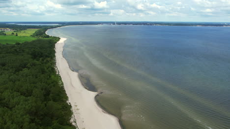 Der-Einsame-Strand-Der-Ostsee-Unter-Einem-Bewölkten-Himmel