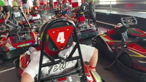 los niños se divierten jugando a los go-karts.