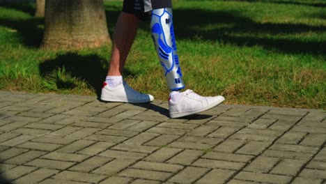 persona con una pierna protésica caminando al aire libre