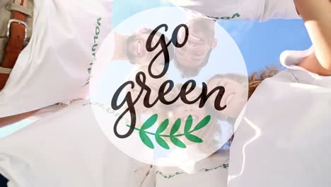 animación de texto y logotipo verde sobre un grupo diverso sonriente recogiendo basura de la playa