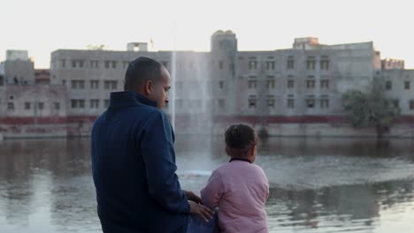 Vater-Und-Sohn-Verbringen-Abends-Schöne-Gemeinsame-Zeit-Im-Freien