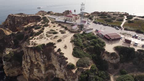 Tiro-De-Grúa-De-La-Asombrosa-Costa-De-Lagos-Ponta-Da-Piedade,-Portugal