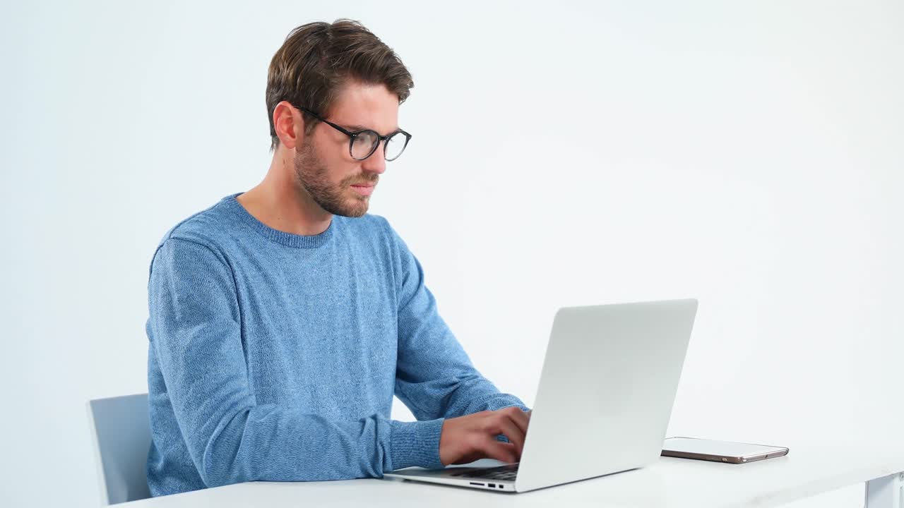 ejecutivo masculino reflexivo trabajando en una computadora personal portátil 4k