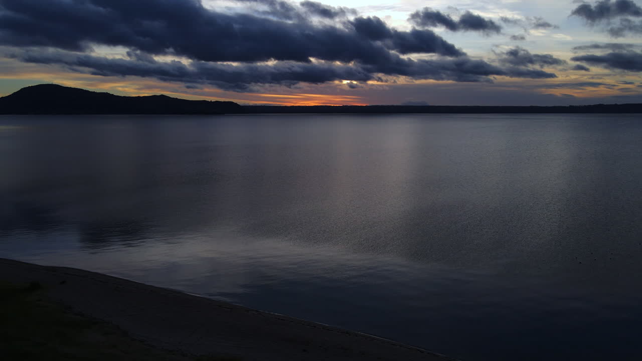 일몰 시간에 해변의 샷