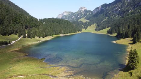 Samtisersee-At-Appenzell,-Swiss-Alps,-Switzerland