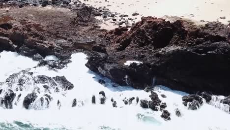 ondas de paralaje aéreo de drones chocando contra rocas