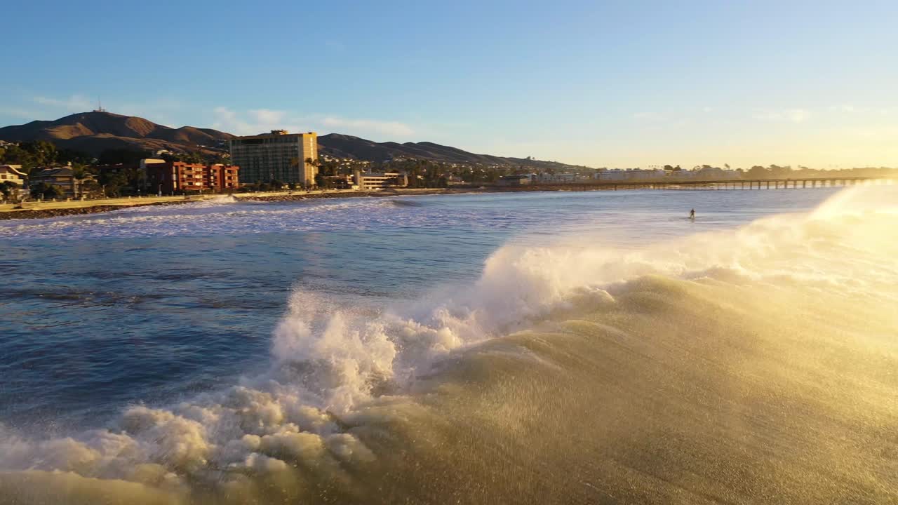 Veduta aerea di grandi onde oceaniche che si infrangono al largo della costa di Ventura, California