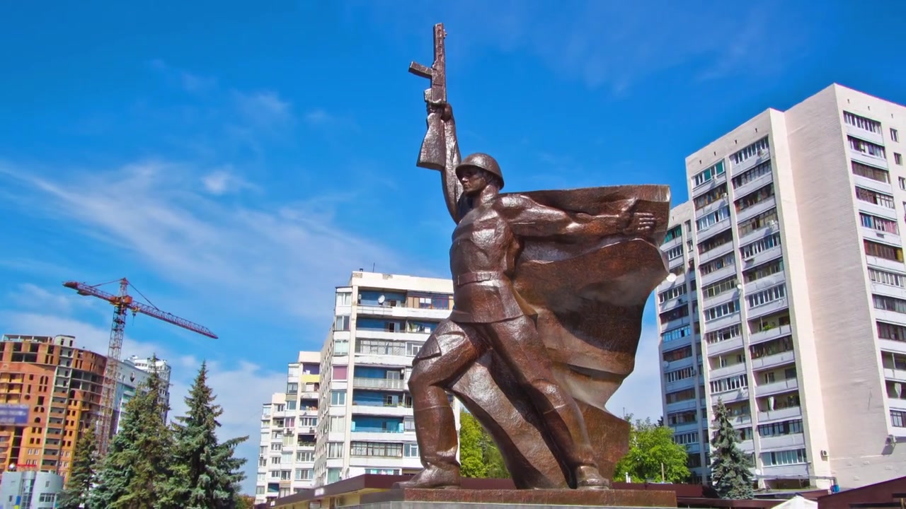 Questo è un monumento al soldato dedicato ai liberatori della città dagli invasori fascisti nella Seconda Guerra Mondiale, in timelapse e hyperlapse. Situato in via 23 Agosto a Kharkov, Ucraina