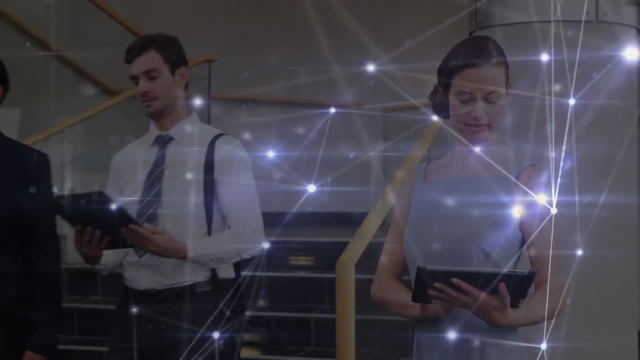 animación de la red de conexiones a través de empresarios caucásicos que usan tablets